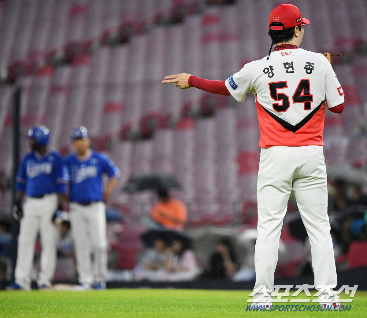 '라인 안쪽으로 뛰었잖아요' 김종국 감독, 또 VR 판독 격렬 항의 퇴장…