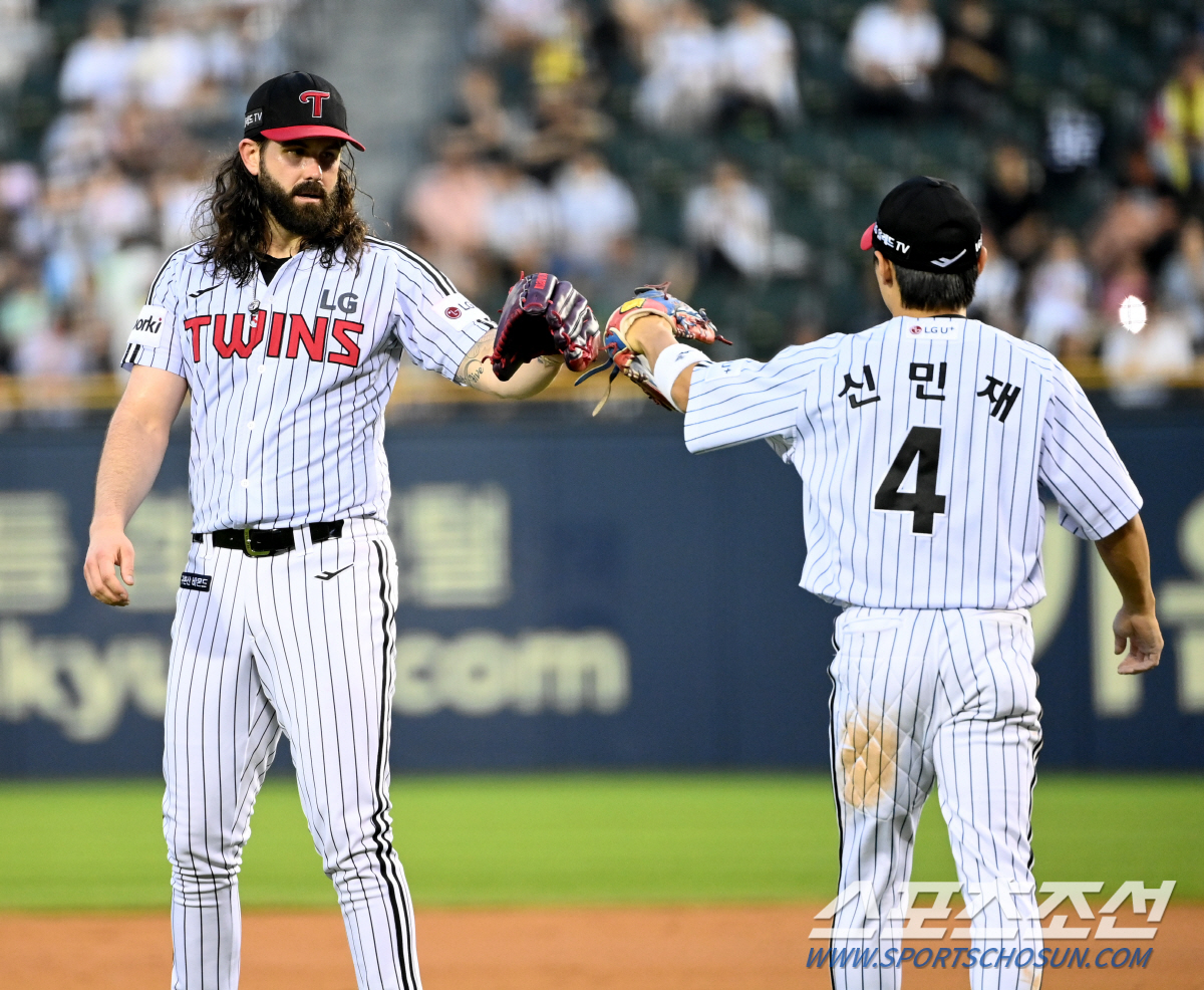 교체설이 나왔는데도 107.1이닝, 전체 2위였다. 힘든 불펜 지켜준 효…