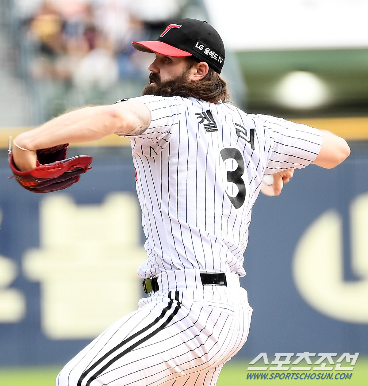 교체설이 나왔는데도 107.1이닝, 전체 2위였다. 힘든 불펜 지켜준 효…