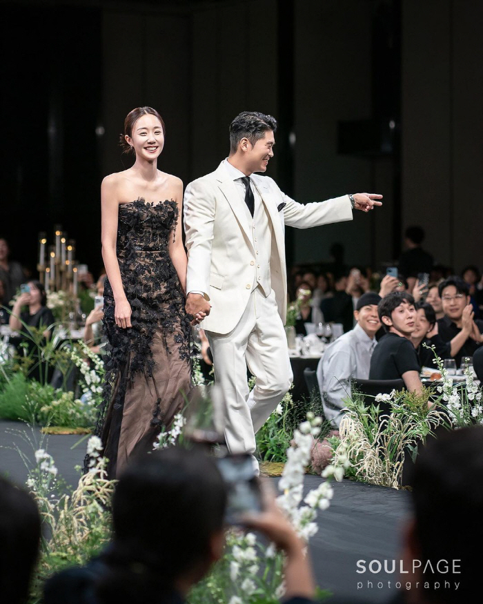 '새신랑' 최자, 미모의 신부 공개 "복에 겨운 결혼식 잘 마쳤다" [전…