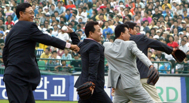 5명의 '올스타 거인' 합동 시구…8년만의 애국가 관중 제창→블랙이글스 …