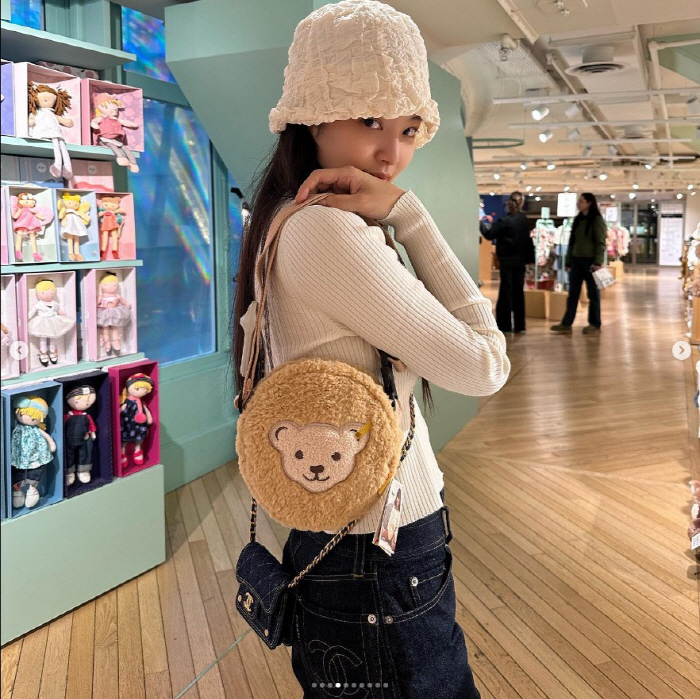 제니, ♥뷔와 파리 데이트 사진 '박제'…과감한 열애설 셀프 소환