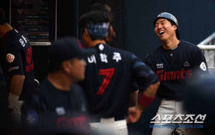 '왜 나하고만 안 해줘' 예측불가 후배 윤동희 돌발행동에 빵 터진 손성빈…