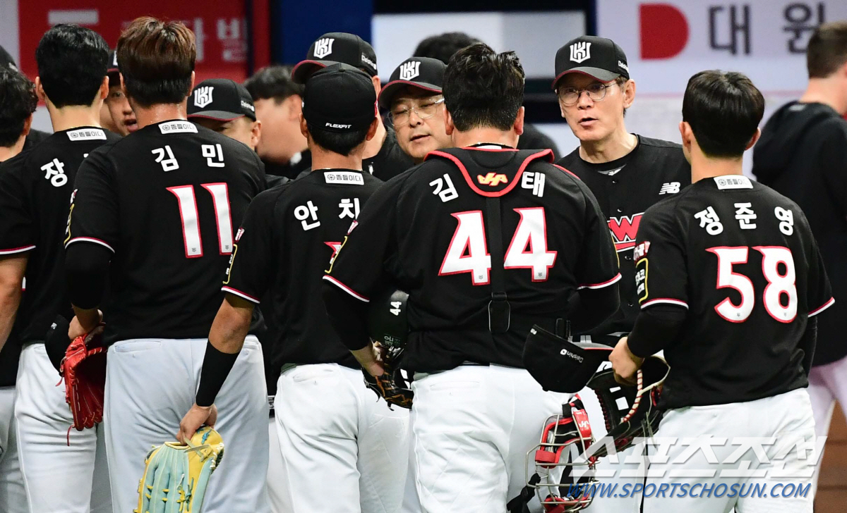 '포커페이스' 이강철 감독에게 이런 표정이? 소망이 모두 이루어진 1승 …