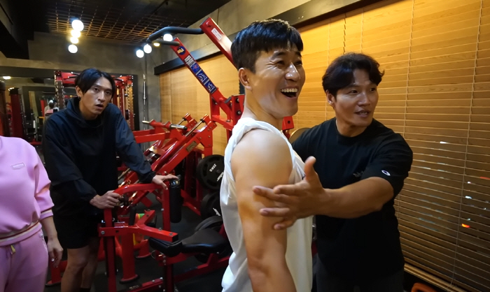 김종민, 숨겨진 '근육질 몸매' 찾았다…'김종국 PT' 받자마자 '확 달…