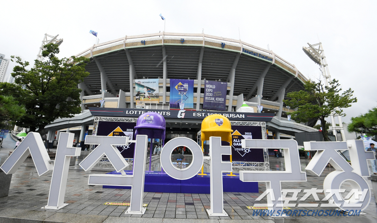 "제발 비가 그치길"…간절하게 쳐다본 하늘, 고향에서 열리는 '꿈의 무대…