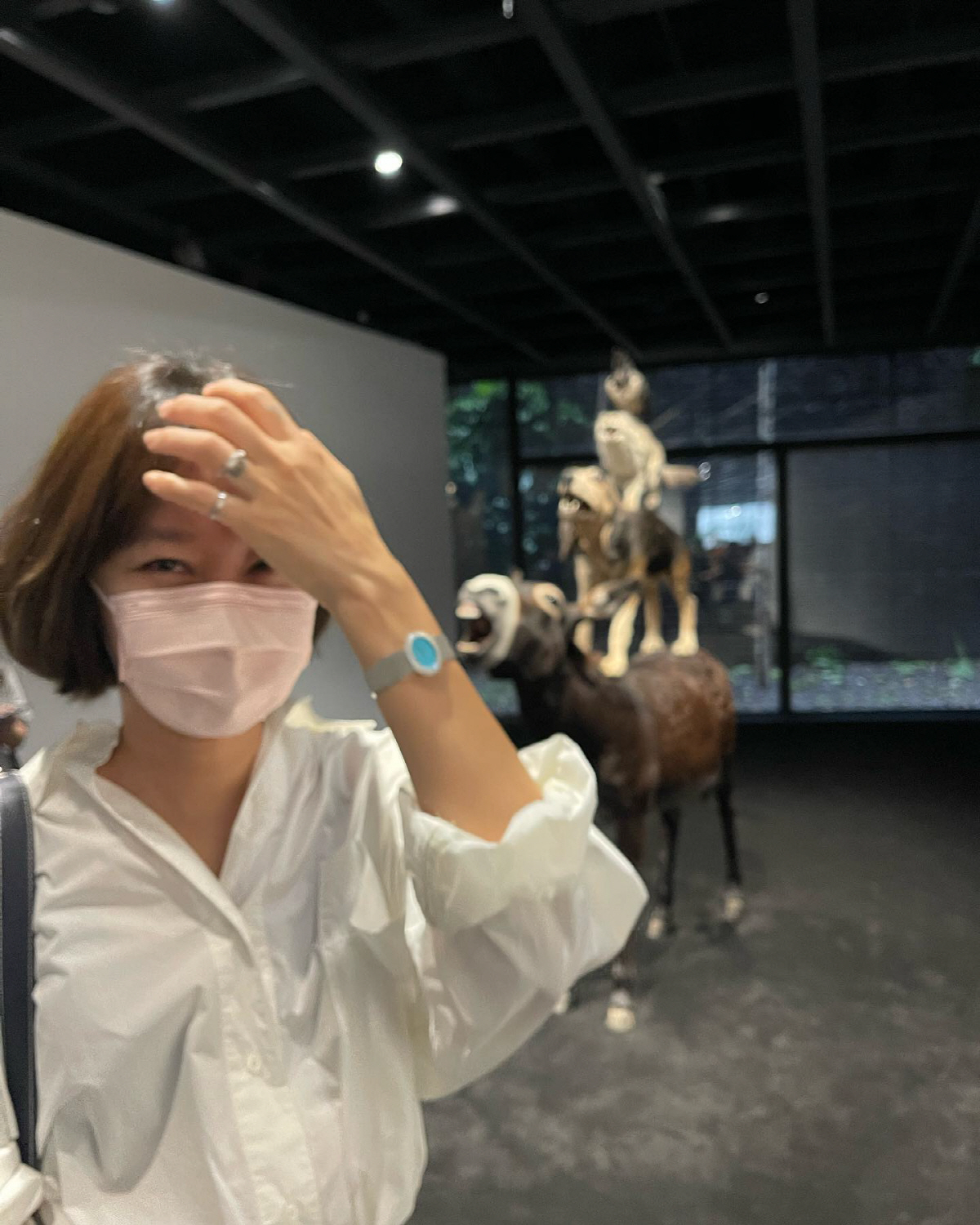 공효진♥케빈오, 신혼부부의 전시회 데이트...달달한 사진 찍어 주기