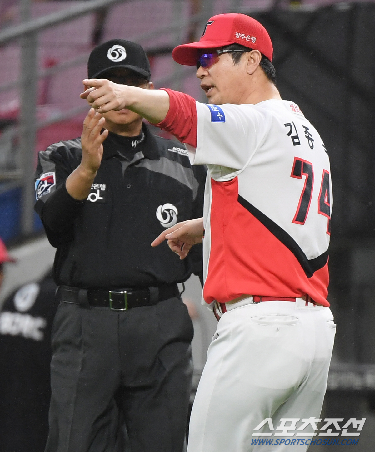 '맞히면 수비방해, 못 맞히면 송구미스?' 주관적 판정 아닌 기계적 판독…