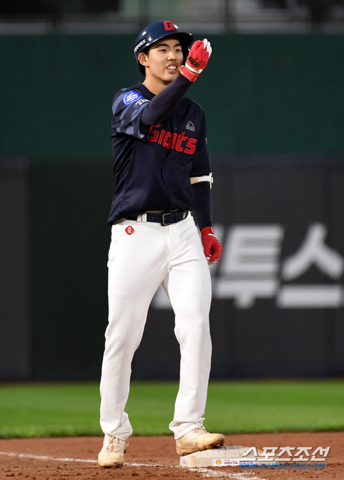 '부산의아들' LG 김범석, 빗속 1만 관중 열광시킨 128m 3점포→4…