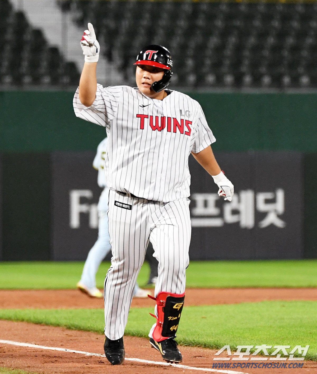 '부산의아들' LG 김범석, 빗속 1만 관중 열광시킨 128m 3점포→4…