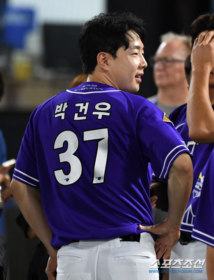 싸늘했던 사령탑, 논란의 2군행…박건우, "감독님과 만나 이야기 나눴다"