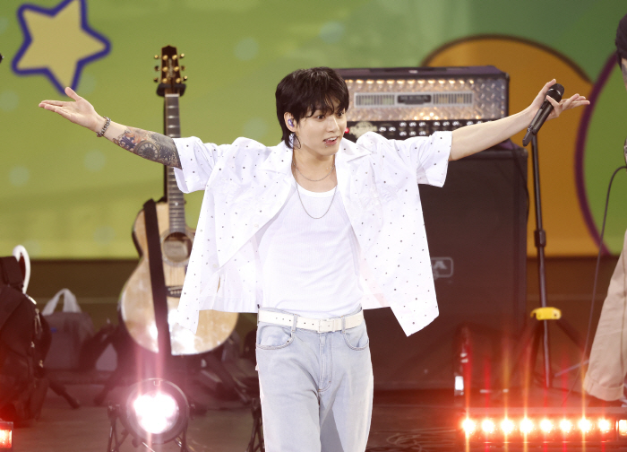 BTS 정국, 美 GMA 찢었다! '세븐→다이나마이트' 폭우 속 솔로 데…