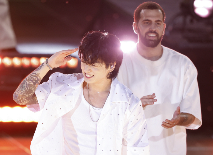 BTS 정국, 美 GMA 찢었다! '세븐→다이나마이트' 폭우 속 솔로 데…