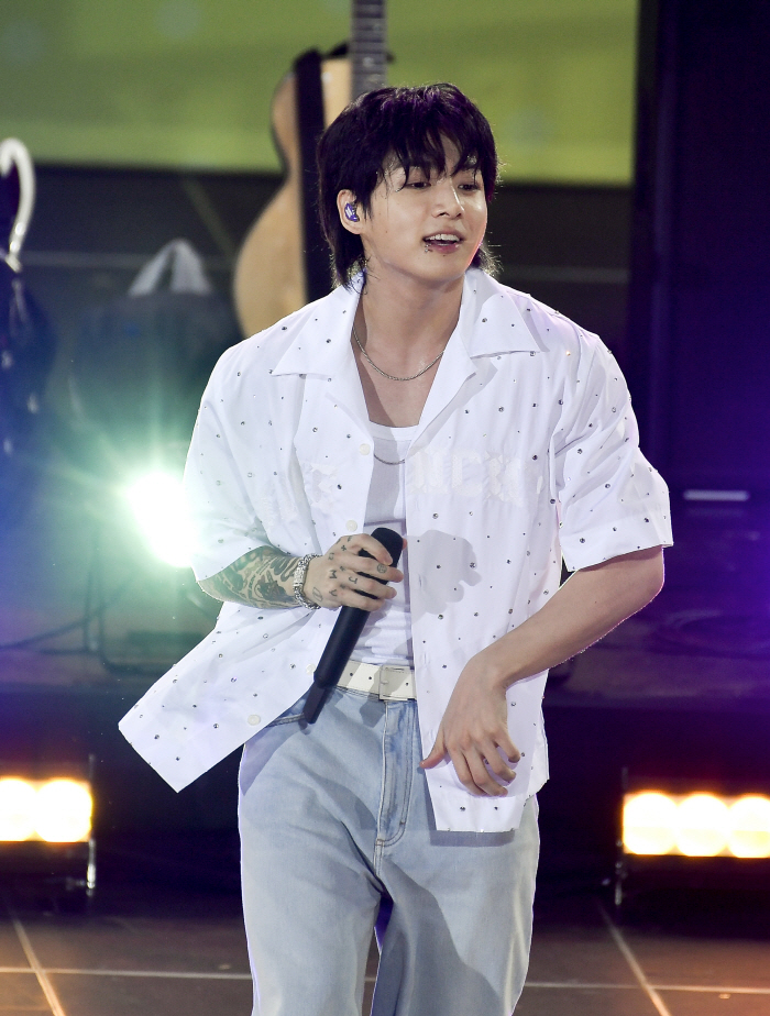 BTS 정국, 美 GMA 찢었다! '세븐→다이나마이트' 폭우 속 솔로 데…