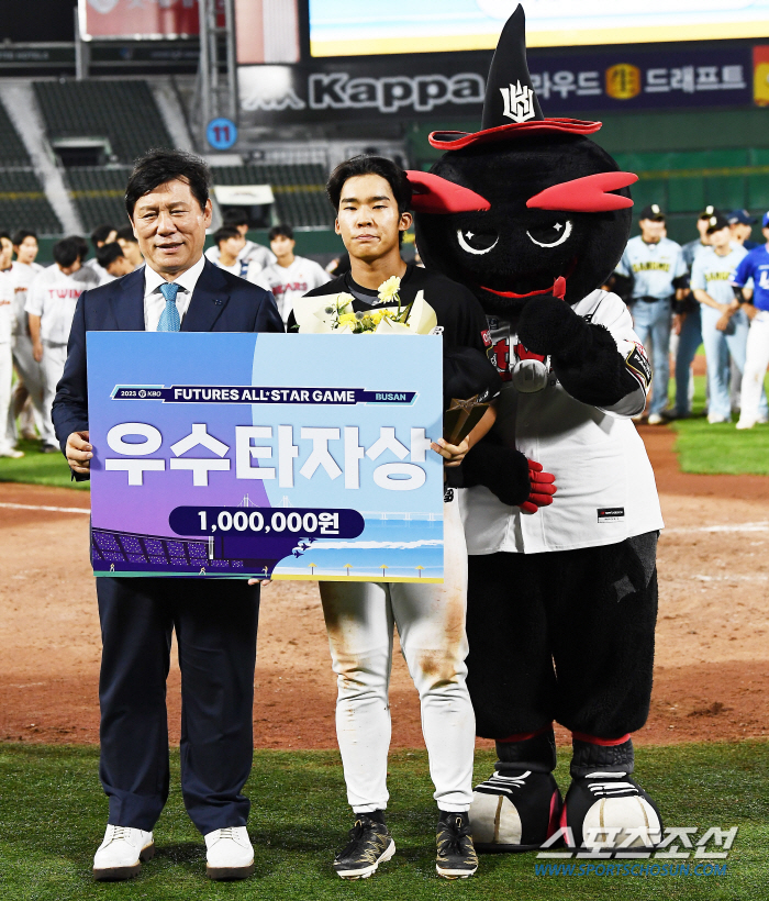 상무 선수까지 챙겼다…각오부터 전력분석까지, 미래 밝힌 '마법사 가이드북…