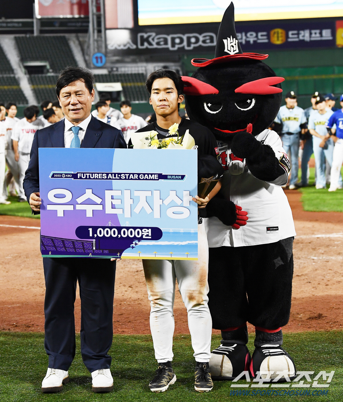 상무 선수까지 챙겼다…각오부터 전력분석까지, 미래 밝힌 '마법사 가이드북…
