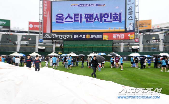 '장마 비켜!' 야구도시 부산 아닙니까…사직구장 2만2990석 매진+에어…
