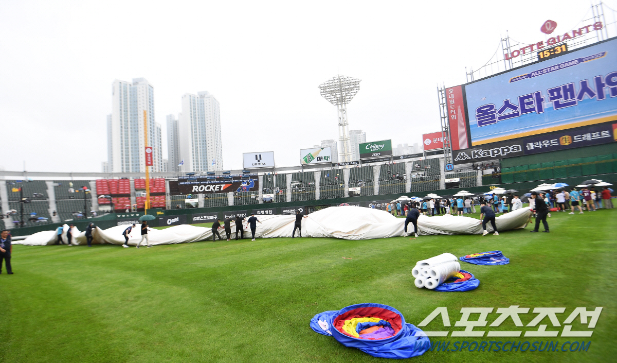'장마 비켜!' 야구도시 부산 아닙니까…사직구장 2만2990석 매진+에어…