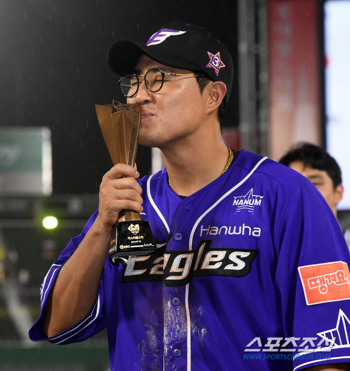 '총 돌릴 때'는 꿈꾸지 못했던 스토리…육성선수→90억원 효자 FA, '…