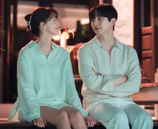 이준호♥임윤아, 몰래 맞잡은 손+아이콘택트 '스릴 넘치는 비밀연애' ('…