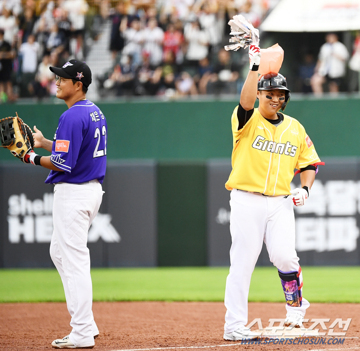 '봉다리' 쓰고, 신문지 흔들며…'찐 롯린이' 증명했다, 한동희가 선사한…