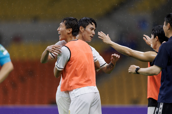 [현장리뷰]'45m 빨랫줄포' 진성욱 멀티골, 성남 '대어' 부산에 3-…