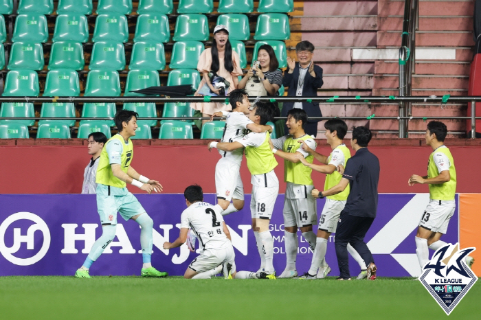 [현장리뷰]한 여름밤 시원한 '6골' 터졌다! '완델손 결승골' 포항 제…