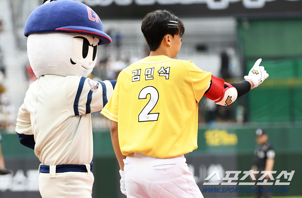 '빛이 나는 솔로' 사직 아이돌 김민석, 올스타전 팬들 위해 제니로 변신…
