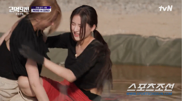 "잠깐만 옷이 벗겨져" '빡다르크' 박아련, 고민없이 상의 벗어던져…"여…
