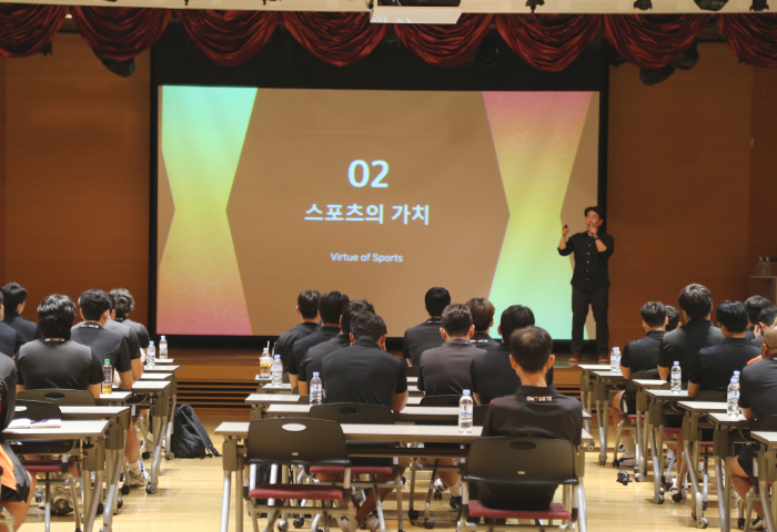 '우리는 OK 식구' 배구-럭비-골프 통합워크숍…"새로운 역사 쓰자" 격…