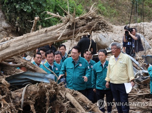 (예천=연합뉴스) 진성철 기자 = 6박 8일간 순방을 마치고 귀국해 집중호우 대처 중앙재난안전대책본부 회의를 주재한 윤석열 대통령이 17일 경북 예천군 산사태 피해 현장을 살펴보고 있다. 2023.7.17 zjin@yna.co.kr