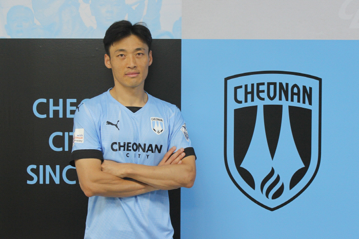'최하위' 천안시티FC, '베테랑 MF' 신형민 영입 "더 뛰고 싶은 마…