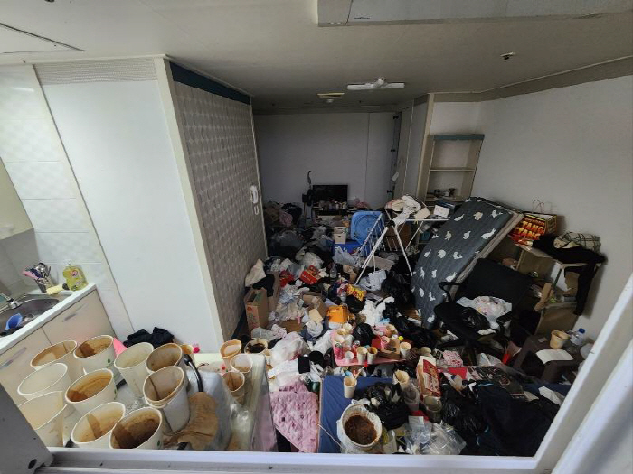 '쓰레기로 뒤덮인 방에 화장실은 X범벅'…오피스텔 난장판 만들고 도주한 …