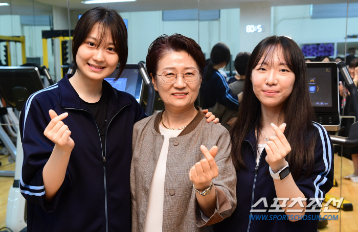 "실시간 심박수X데이터가 보여요" '스마트'한 여학생들의 행복한 체육시간…