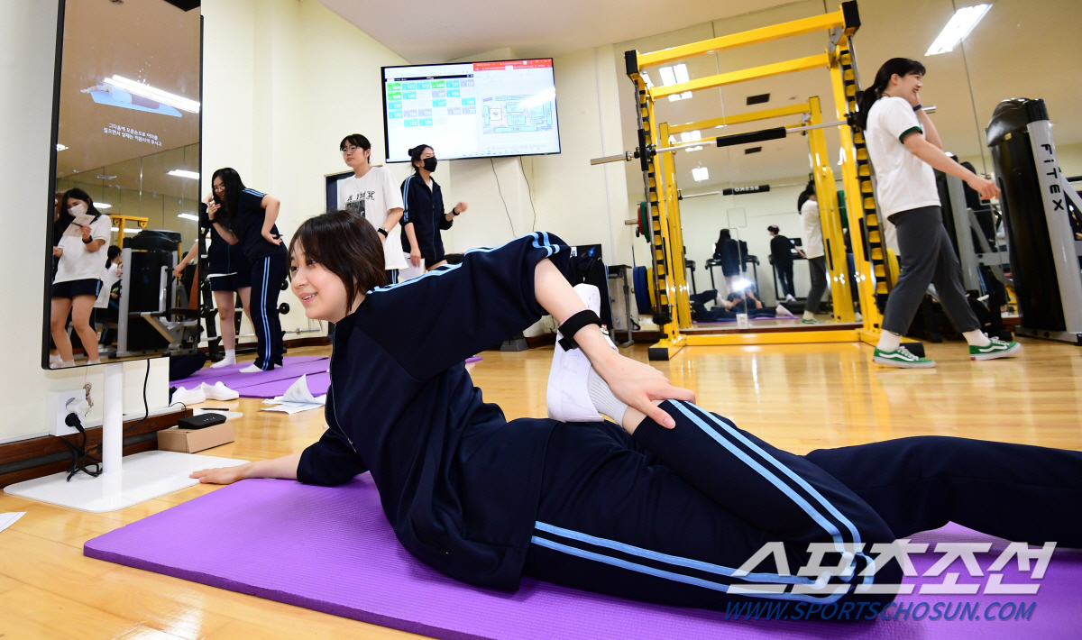 "실시간 심박수X데이터가 보여요" '스마트'한 여학생들의 행복한 체육시간…