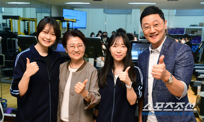 "실시간 심박수X데이터가 보여요" '스마트'한 여학생들의 행복한 체육시간…