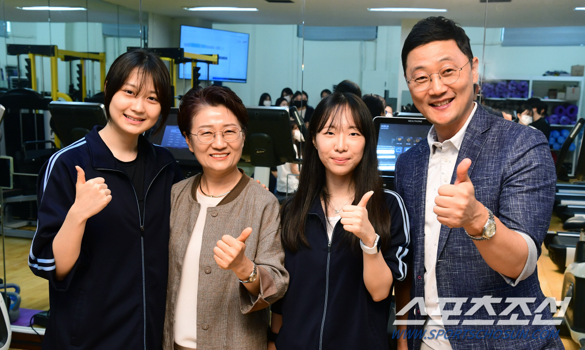 "실시간 심박수X데이터가 보여요" '스마트'한 여학생들의 행복한 체육시간…