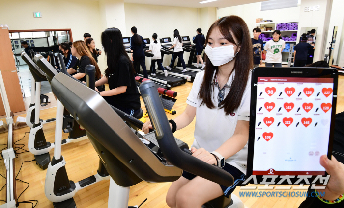 "실시간 심박수X데이터가 보여요" '스마트'한 여학생들의 행복한 체육시간…
