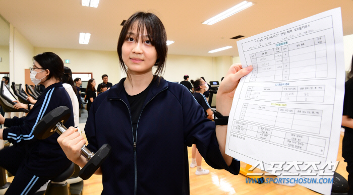 "실시간 심박수X데이터가 보여요" '스마트'한 여학생들의 행복한 체육시간…
