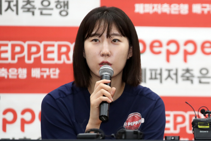 "반지? 최소 1개는 따야죠" 우승청부사 박정아, '연봉 7억' 부담감 …