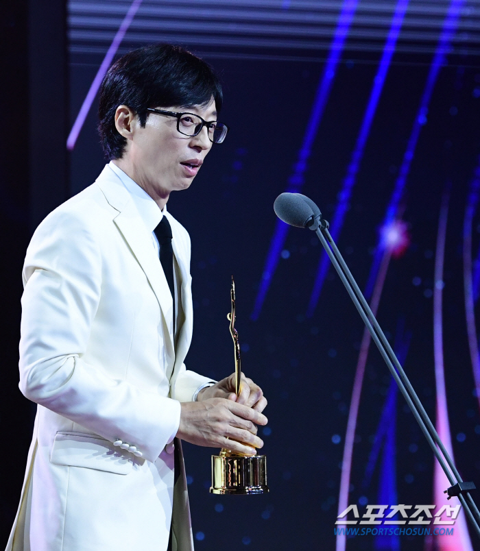 [2ndBSA] 유재석, 남자 예능인상 수상.."(최)민식이형 정말 뵙고…
