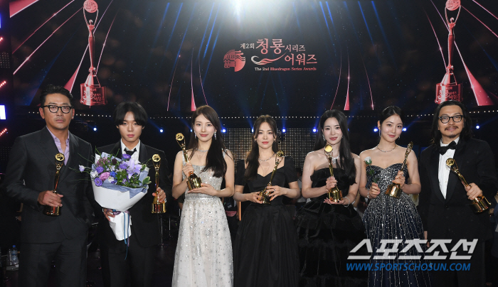 "수고했다"..'눈물' 송혜교→'유쾌' 유재석, 제2회 청룡시리즈어워즈 …