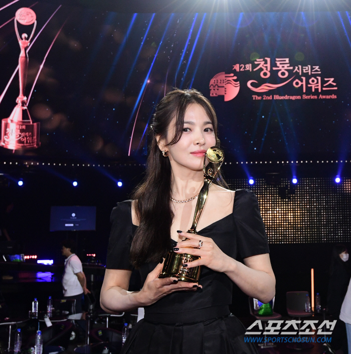 "수고했다"..'눈물' 송혜교→'유쾌' 유재석, 제2회 청룡시리즈어워즈 …