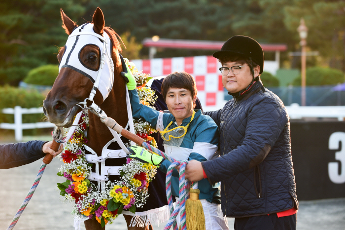 [경마]인기 기수에서 조교사로 변신한 두 사람. 함완식, 임성실 조교사 …