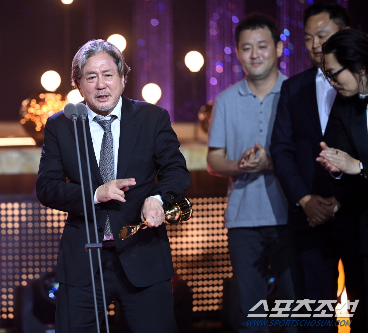 "수고했다" 송혜교, 대상 영광 더한 '셀프 칭찬'…눈물로 품은 트로피 …