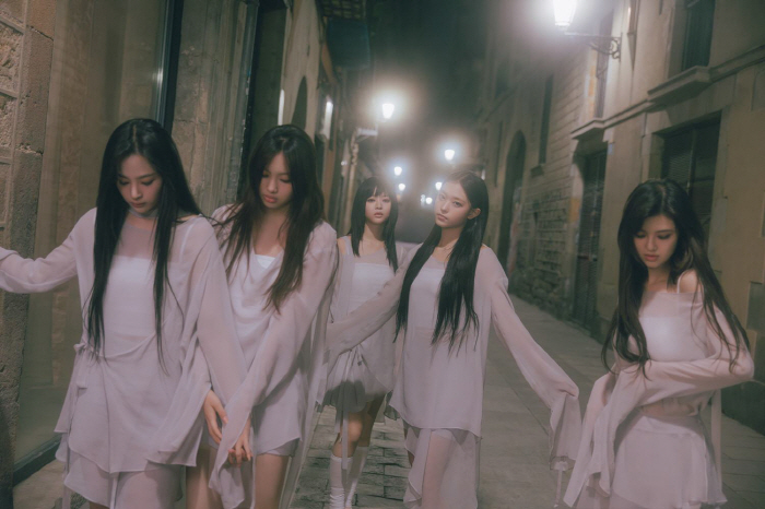 뉴진스 'Cool With You' MV, 글로벌★=정호연·양조위…西 바…