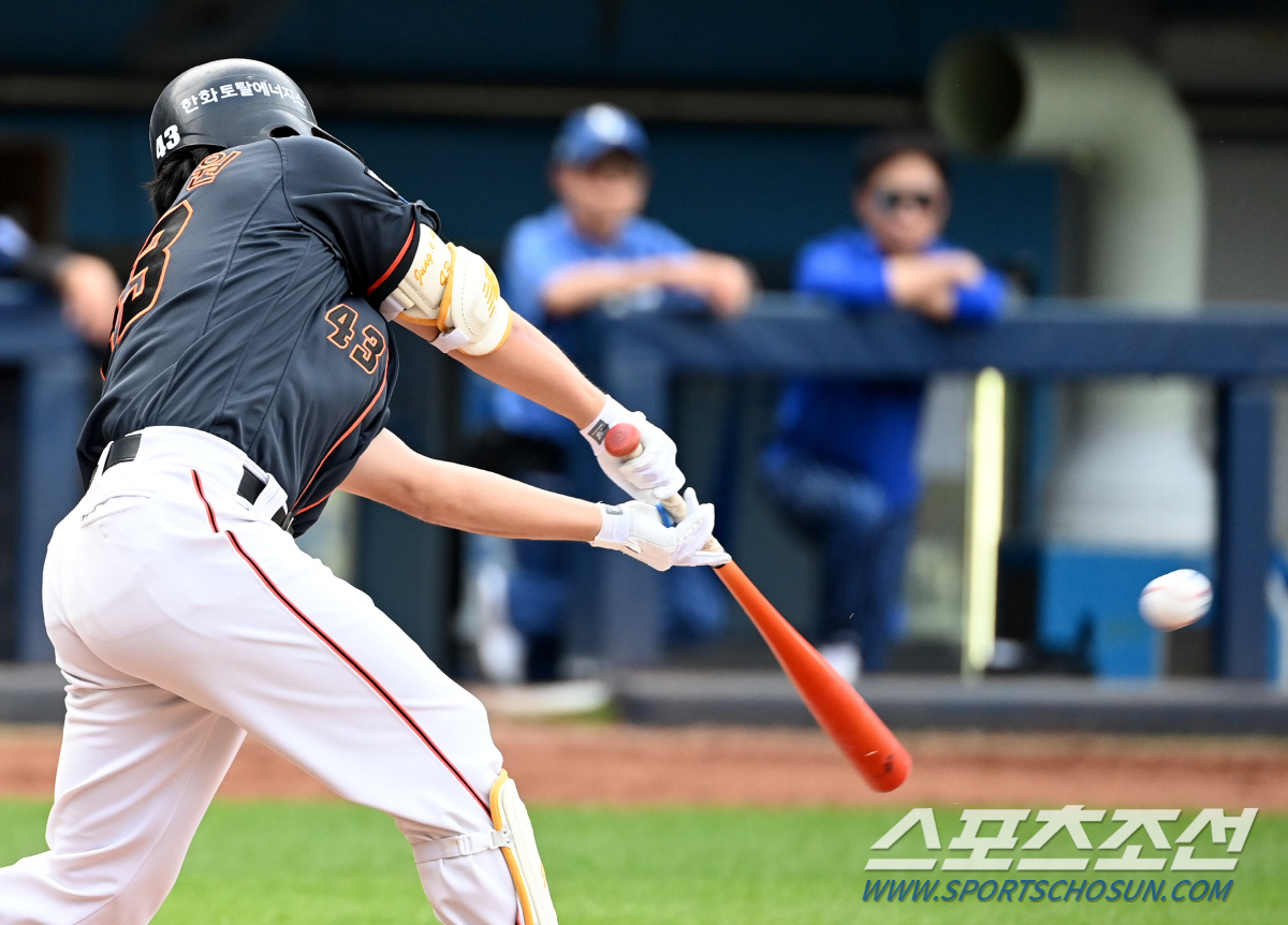 고졸신인 문현빈보다 타점 적고…연봉 3900만원 이진영보다 낮은 출루율,…