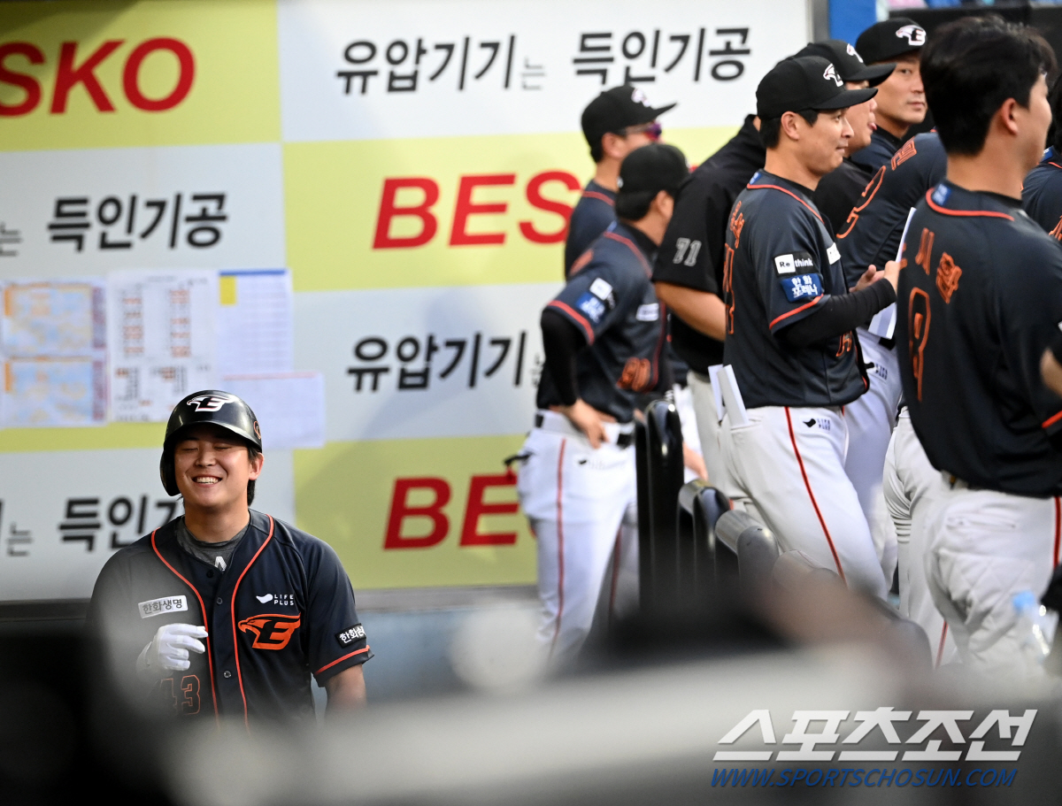 고졸신인 문현빈보다 타점 적고…연봉 3900만원 이진영보다 낮은 출루율,…