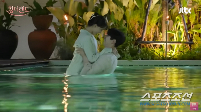 '킹더랜드' 임윤아♥이준호, 수영장 '키스신'을 물 속에서 봤다면 '깜놀…