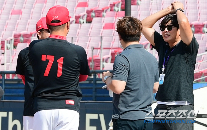 '세상에 이런 폼이?' 레전드들도 따라하는 산체스의 '화들짝' 견제동작 …